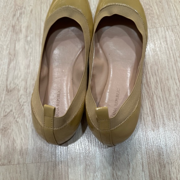 Banana Republic Tan Patent Leather Ballet Flats. Size 8.5 - Picture 4 of 9